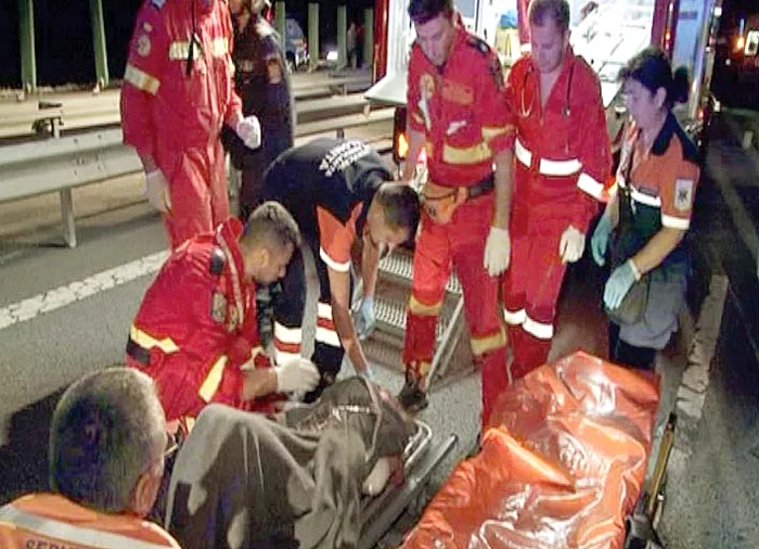 Răniţii au fost scoşi cu grijă din autovehiculul răsturnat şi duşi la mai  multe spitale din Capitală