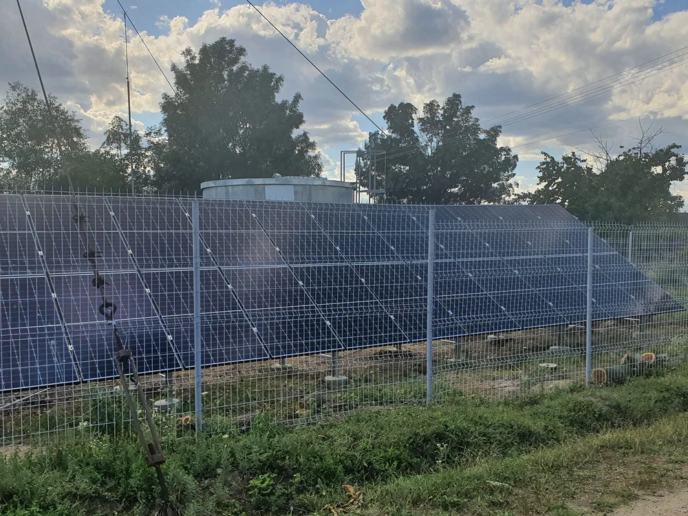 Statiile de pompare a apei din Poboru sunt alimentate cu energie din panouri FOTO: Iulian Bărăscu