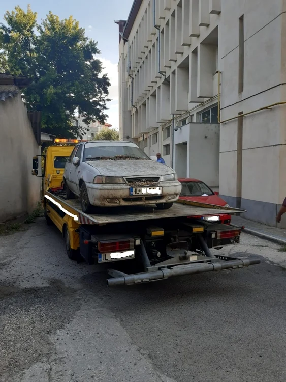 Maşinile abandonate, ridicate de Poliţia Locală FOTO Facebook/Municipiul Slobozia