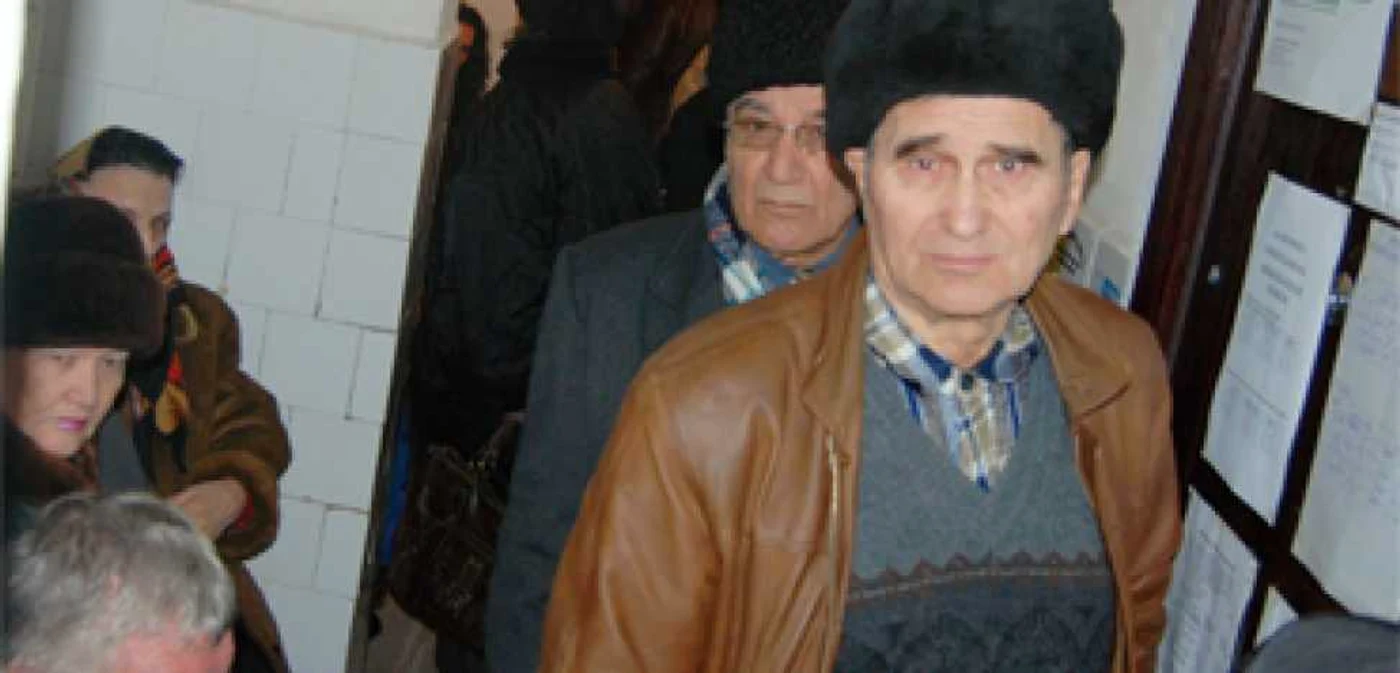 Zeci de slătineni s-au aşezat la coadă să se imunizeze.