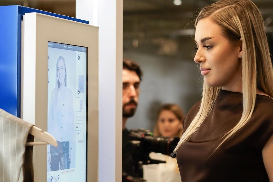 Cumpărături cu oglinda smart: clienții pot vedea cum le vine un articol de îmbrăcăminte fără să-l probeze