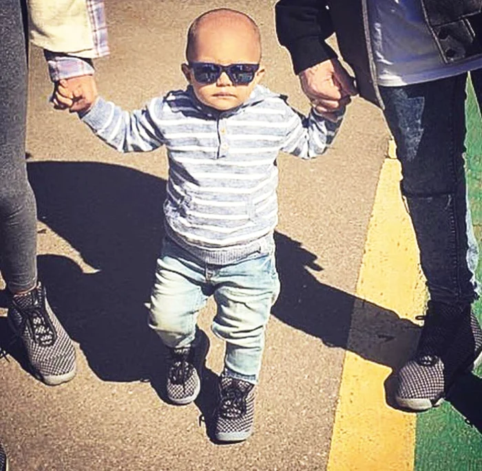 Antonia, Alex și Dominic au încălțări la fel