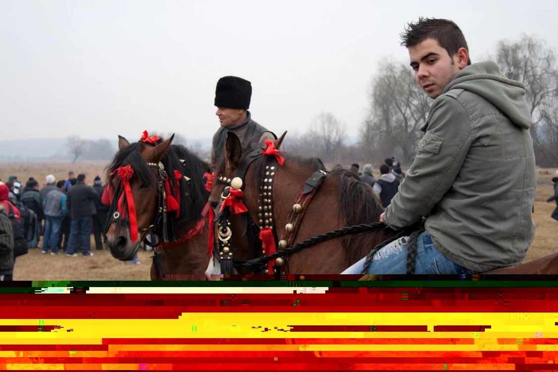 Caii, frumos împodobiţi, sunt botezaţi după slujba de Bobotează. FOTO: Virgil Popescu