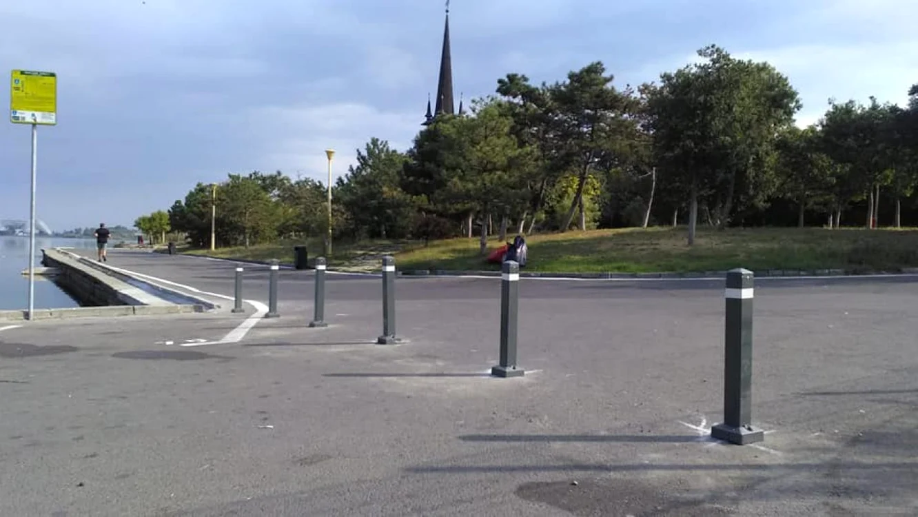 Primăria a montat stâlpişori pentru a interzice accesul auto foto: Biserica Sf. Mina
