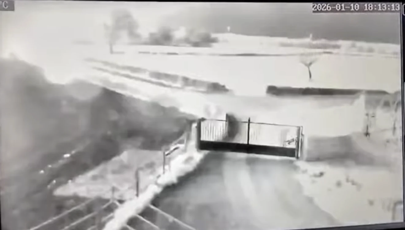  Camerele de supraveghere au surprins momentul. FOTO Captură YouTube TuttoBariNews