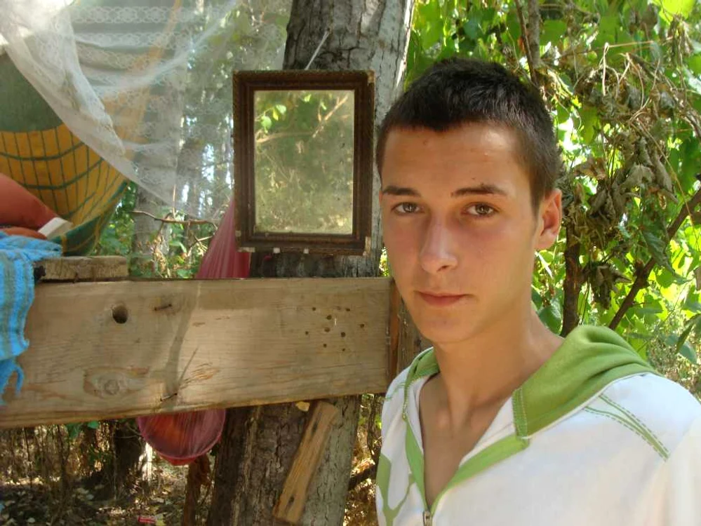 Marian Moga locuieste intr-o casa construita in plopi