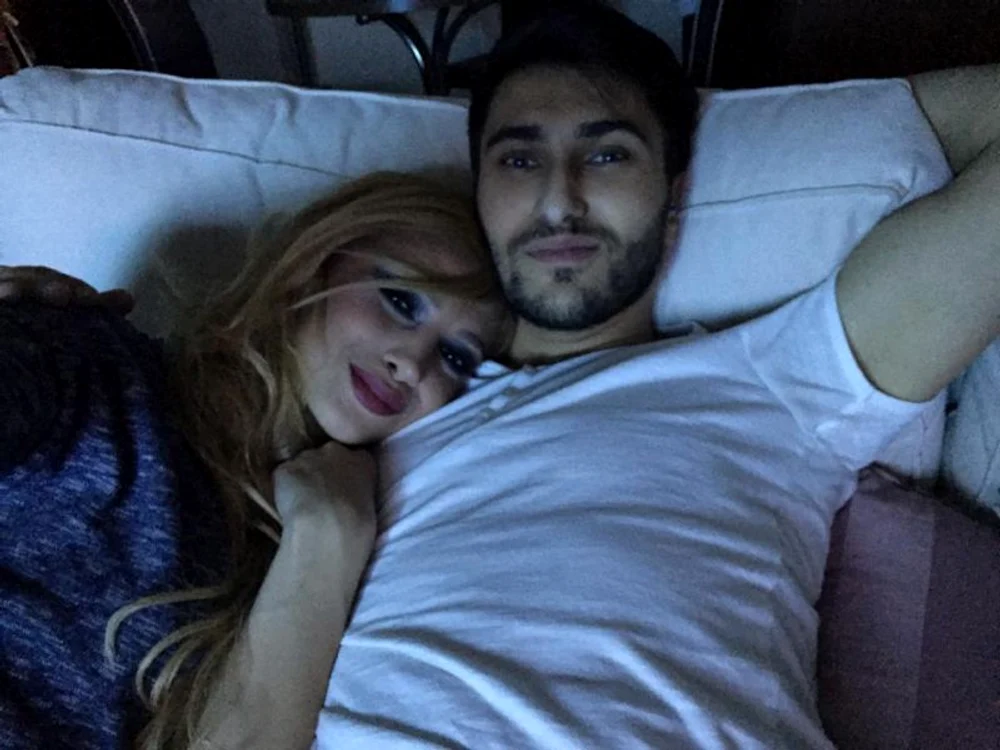 Lora a ridicat multe semne de întrebare după ce s-a fotografiat în pat cu fratele ei