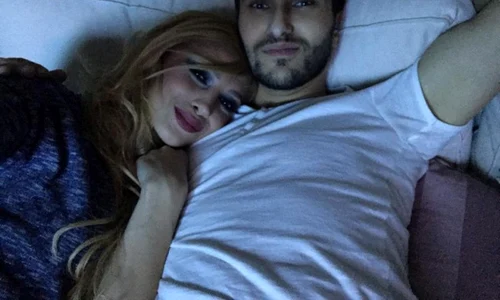 Lora a ridicat multe semne de întrebare după ce s a fotografiat în pat cu fratele ei jpeg
