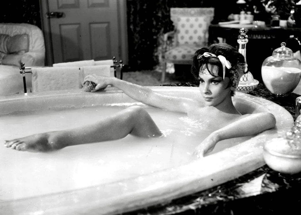 Gina Lollobrigida, într-o cadă cu spumă