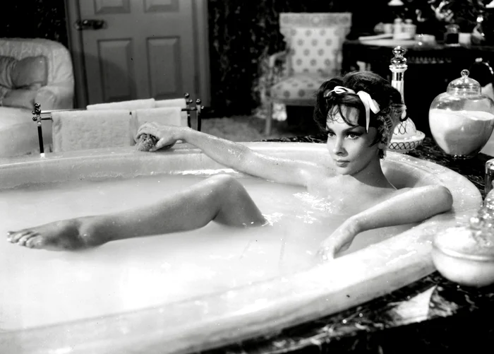 Gina Lollobrigida, într-o cadă cu spumă