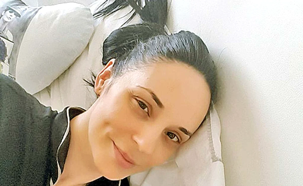 Andreea stă cuminte în pat