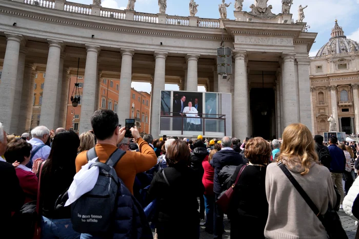 Papa Francisc a salutat mulțimea adunată în fața spitalului. FOTO Profimedia