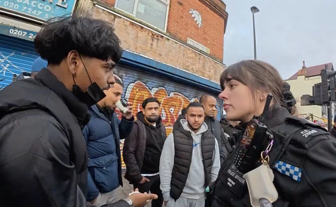 „Este o zonă musulmană!” Momentul în care o polițistă apără un predicator creștin în plină stradă, la Londra. „În această țară avem libertate de exprimare”