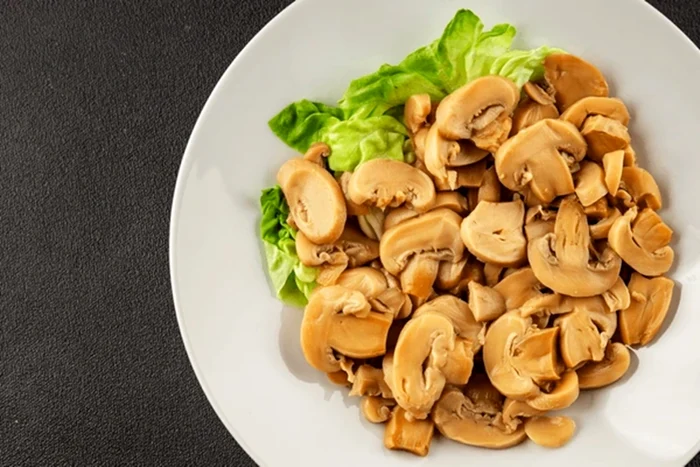 Textura ciupercilor la conservă este diferită / foto: Shutterstock