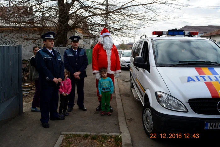 Moş Crăciun a mers la copiii sărmani, însoţit de poliţişti