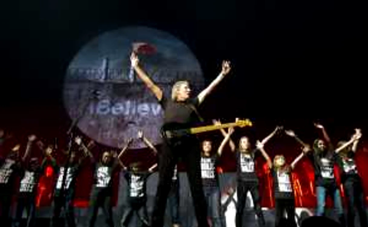 Roger Waters în timpul show-ului "The Wall" FOTO: Adevărul