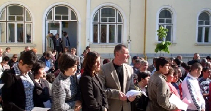 Femeile şi tinerii între 15 şi 24 de ani îşi găsesc cel mai greu un job, conform BIM