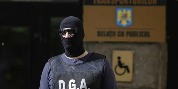 Ofiţeri ai Direcţiei Generale Anticorupţie fac percheziţii la sediul CFR Marfă FOTO Inquam Photos George Călin