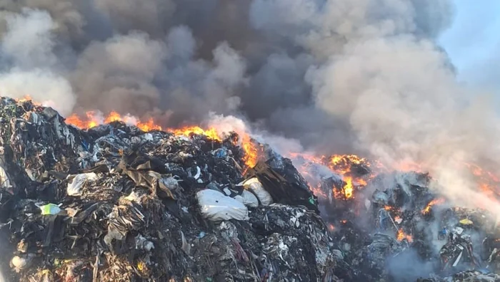 Incendiu cu degajări masive de fum în județul Prahova / foto: ISU Prahova