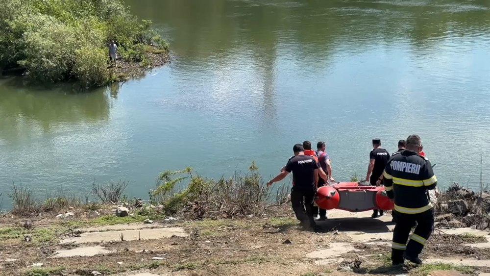 Două persoane au rămas blocate pe o insulă în zona Barajului Râului Argeș. Pompierii au intervenit pentru salvarea lor VIDEO