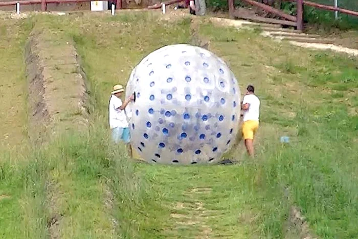 Doi instructori au trimis  mingea la vale