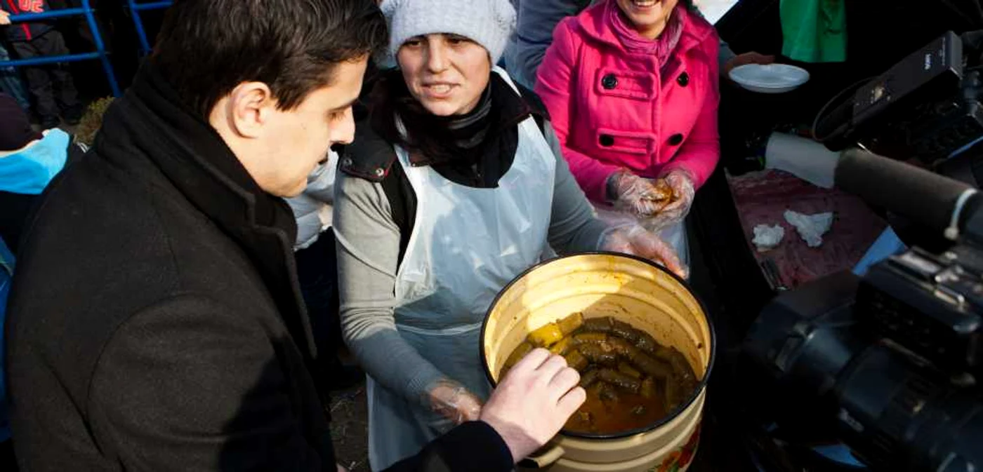 Bucureştenii sunt invitaţi la sărmăluţe şi ţuică fiartă în cartierele din Sectorul 2 pentru a celebra ziua României FOTO Adevărul