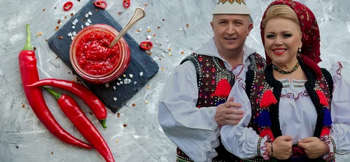 Soții Lupu și Cornelia Rednic au în cămară și dulceață de ardei iute