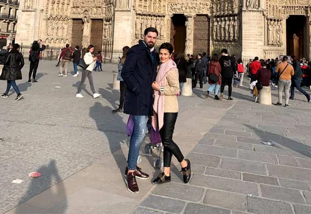 
    Olguț Berbec și soțul ei s-au fotografiat în fața catedralei Notre-Dame înainte de izbucnirea incendiuluifoto: arhivă personală  