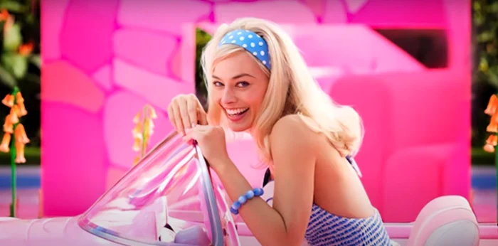 Margot Robbie, în rolul lui Barbie