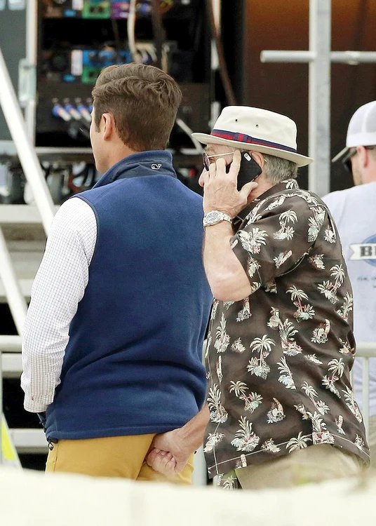 
    Robert De Niro nu s-a  sinchisit să facă gestul  obscen în văzul tuturor  