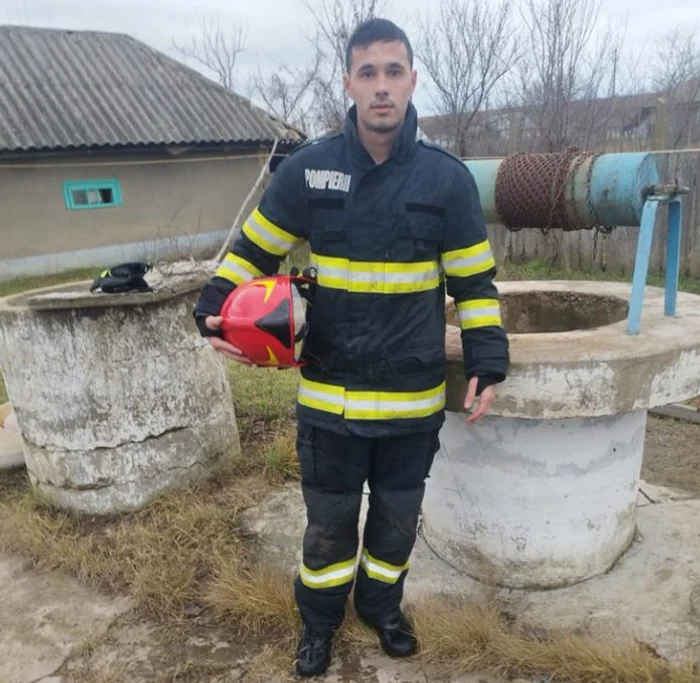 Pompierul care a scos victima din fântână FOTO ISU Vaslui