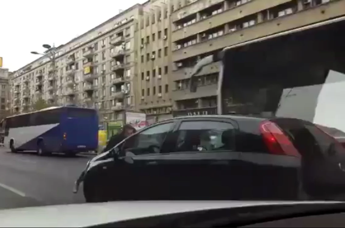Bărbatul s-a ținut de ștergătoarele mașinii Foto: captură video