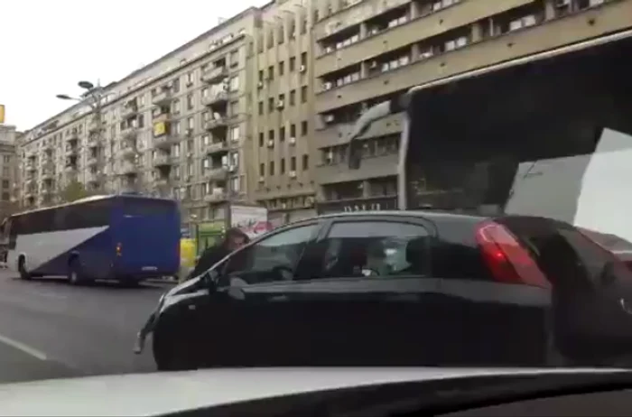 Bărbatul s-a ținut de ștergătoarele mașinii Foto: captură video