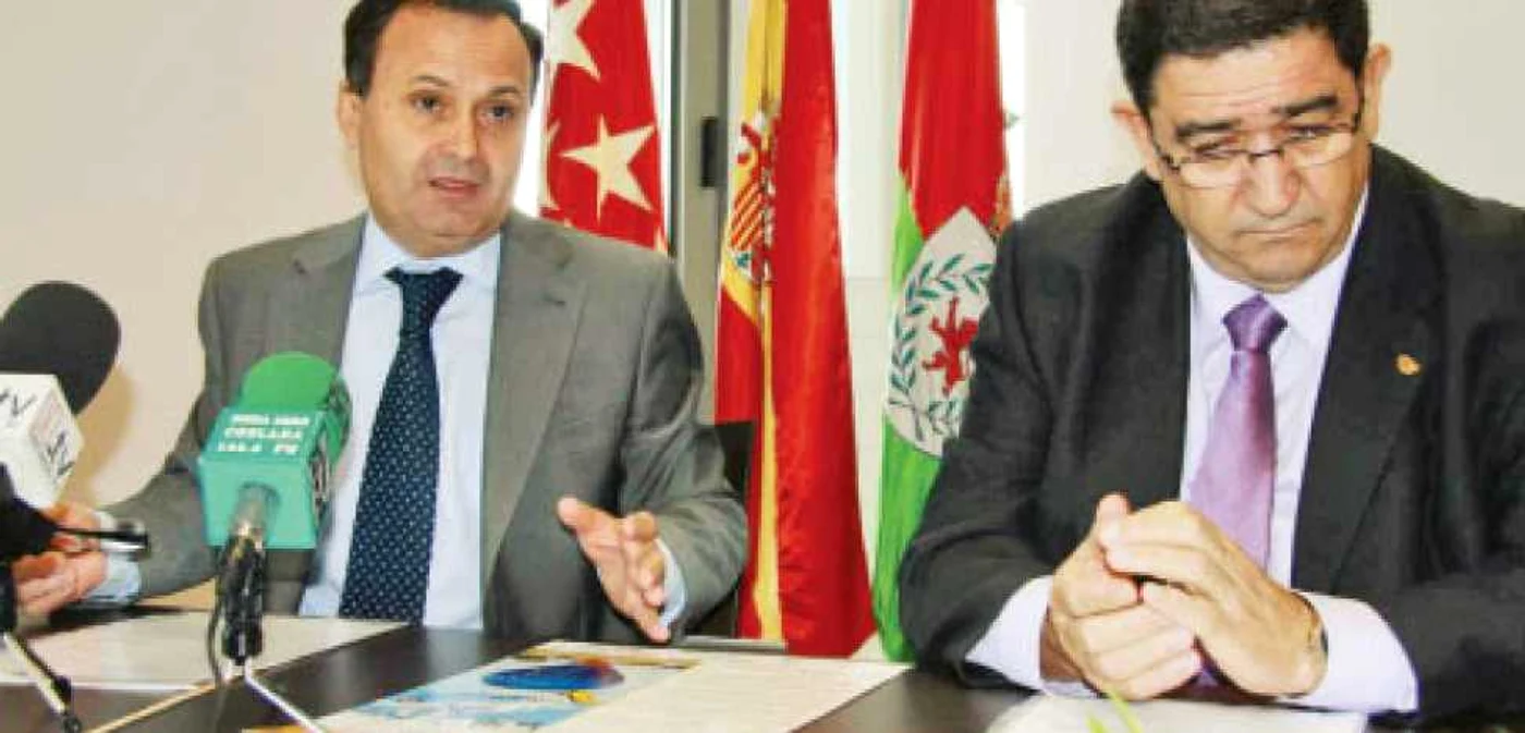 Angel Viveros Gutierrez (stânga), primarul oraşului Coslada
