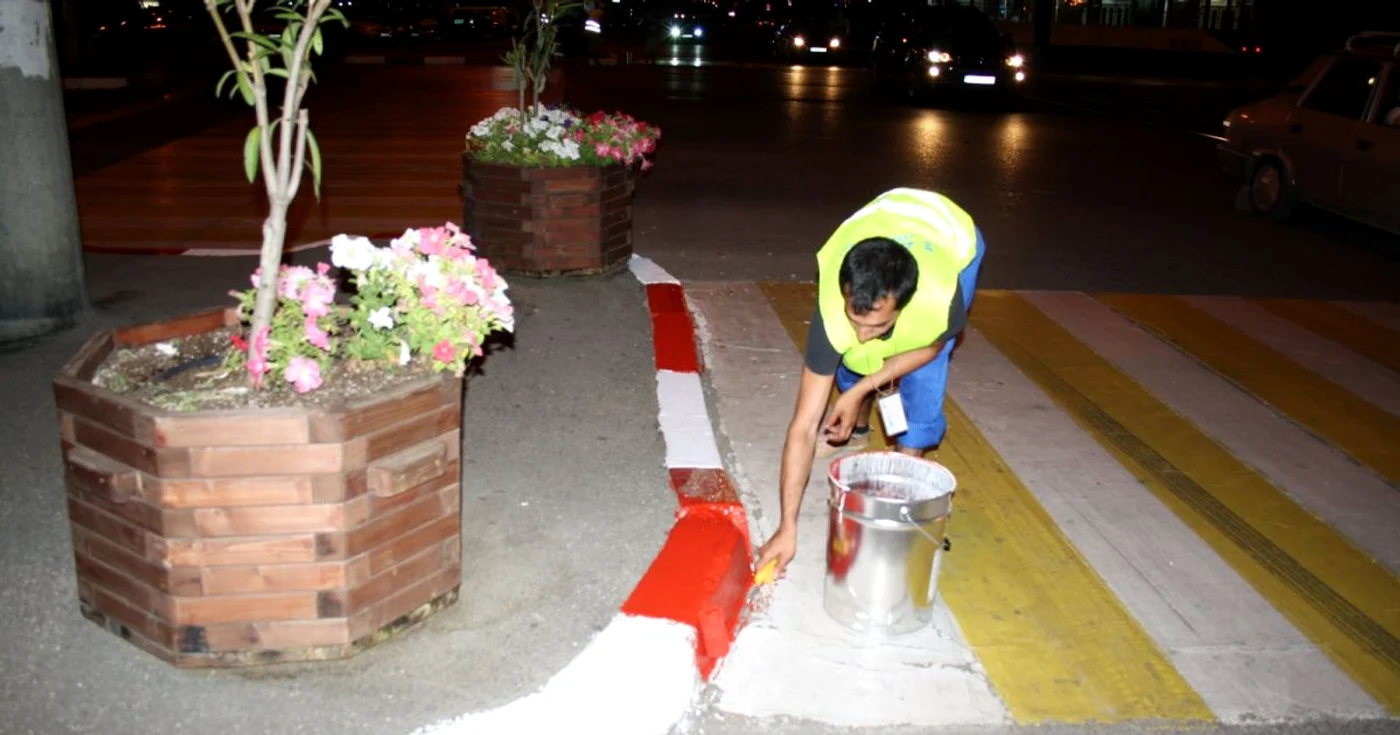 Angajaţii SGU Ploieşti lucrează pe timp noapte, când traficul este redus. FOTO SGU Ploieşti