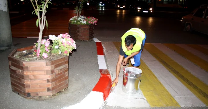 Angajaţii SGU Ploieşti lucrează pe timp noapte, când traficul este redus. FOTO SGU Ploieşti