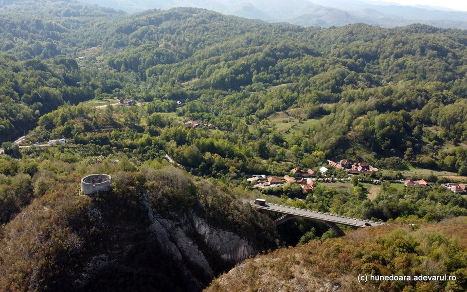 Misteriosul turn circular confundat cu o cetate dacică. La poalele lui, se află o prăpastie de netrecut