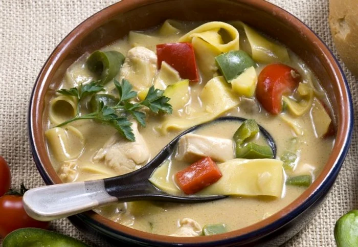 Ciorba de pui are un gust inconfundabil si va fi mai buna daca este facuta cu taitei de casaclickpoftabuna.ro