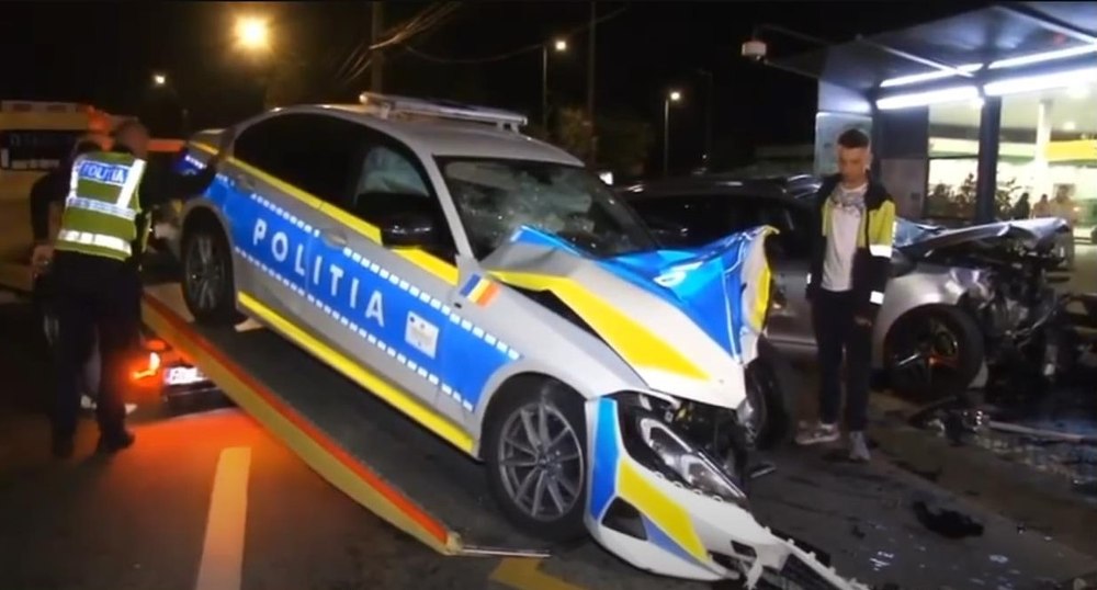Șoferul de 19 ani care a izbit frontal o mașină de poliție făcea „liniuţe” pe un bulevard din Piteşti