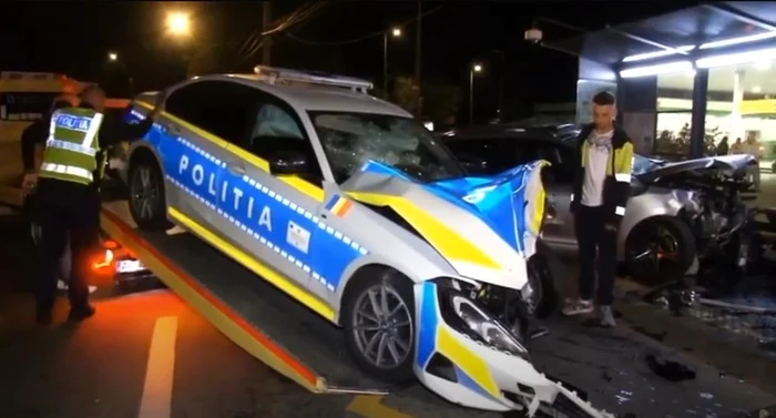 Maşina de poliţie a fost distrusă. Foto: captură video