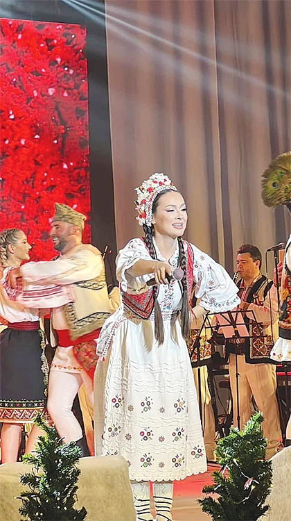 Unul dintre  costumele  populare  ale îndrăgitei  soliste