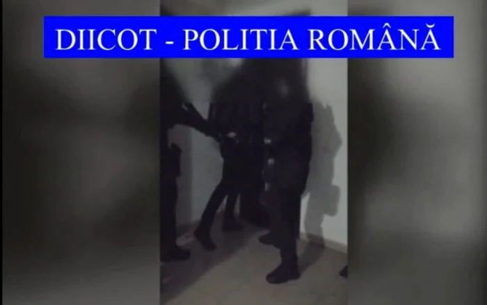 Foto: captură video de la una dintre percheziţiile efectuate de DIICOT Galaţi