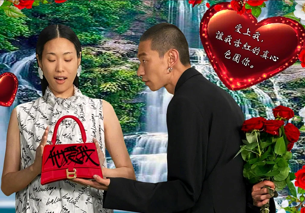 Un tânăr chinez dăruiește unei chinezoaice o geantă Balenciaga