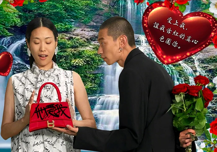 Un tânăr chinez dăruiește unei chinezoaice o geantă Balenciaga