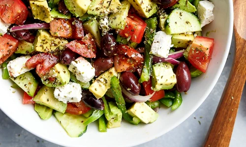 salata greceasca cu avocado jpeg