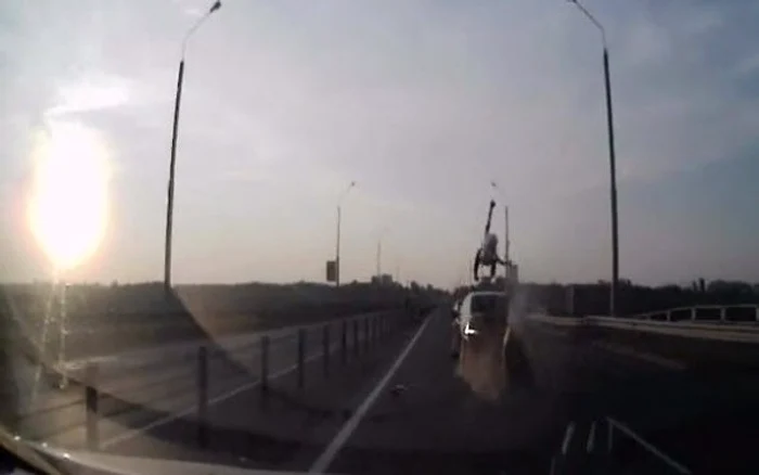 Bărbatul şi-a recăpătat echilibru în aer