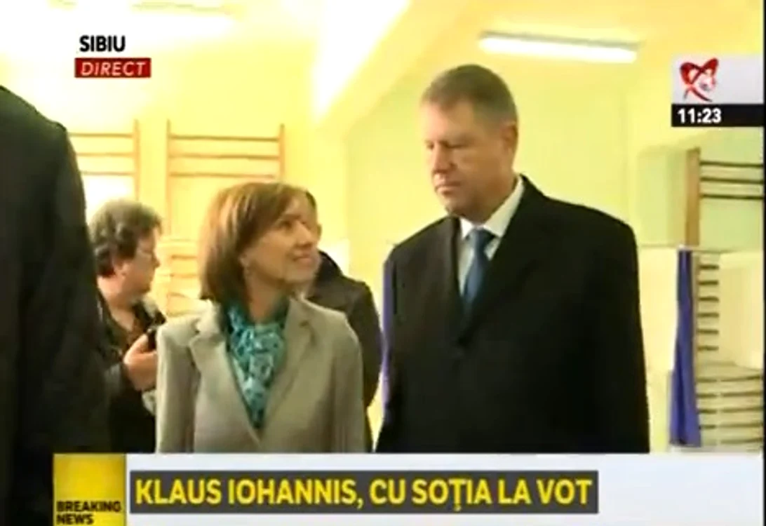 Klaus Iohannis s-a prezentat la vot alături de soţia lui