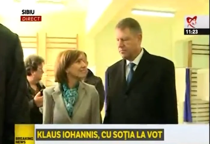Klaus Iohannis s-a prezentat la vot alături de soţia lui