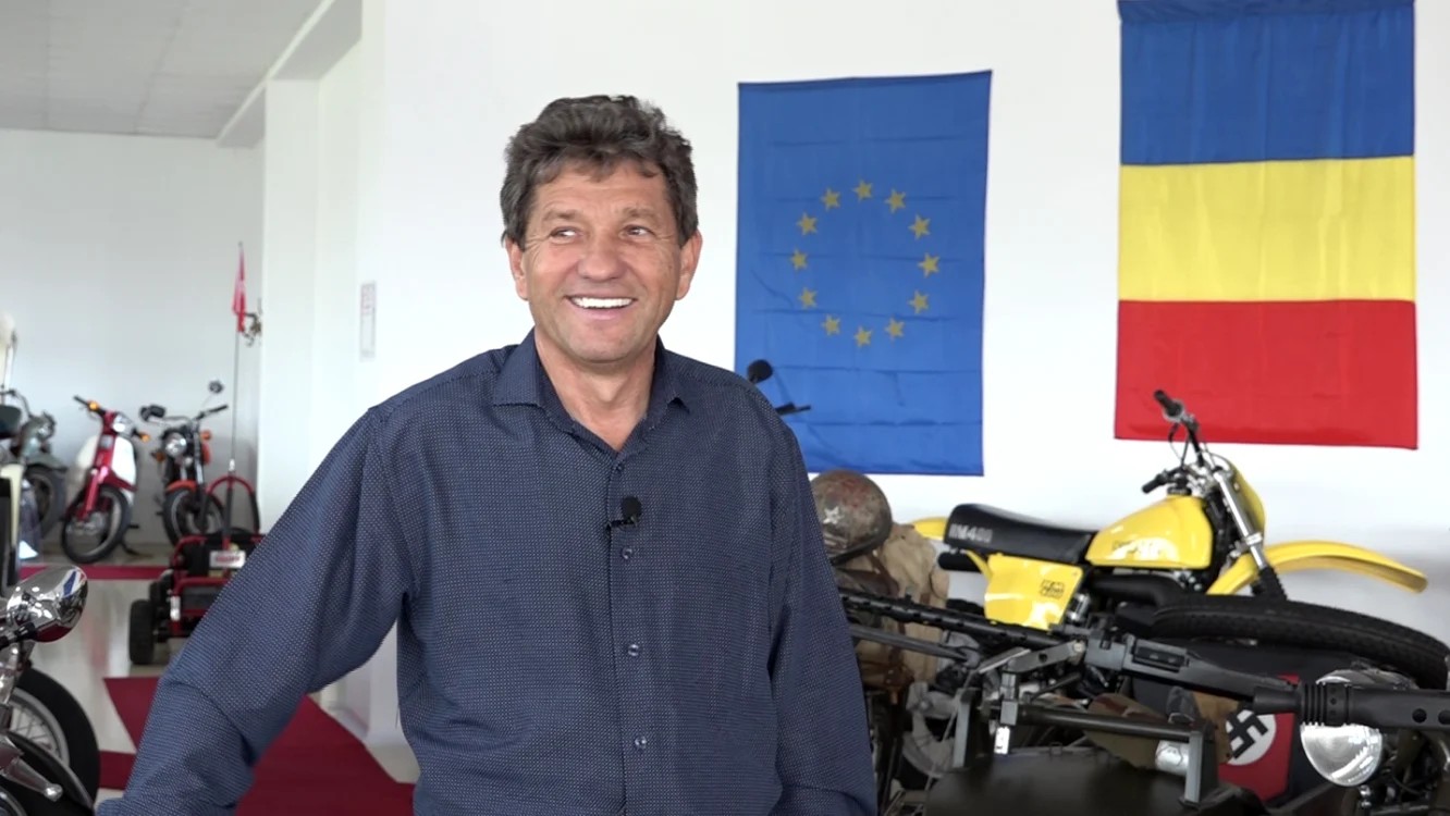Antreprenorul Alexandru Şcheul, în expoziţia sa de motociclete, din localitatea Horodnic de Jos FOTO: Oana Şlemco