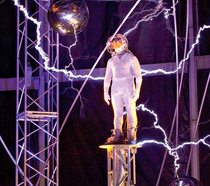 La cea mai mică mişcare, fulgerele din jurul lui îl puteau atinge şi-l făceau scrum